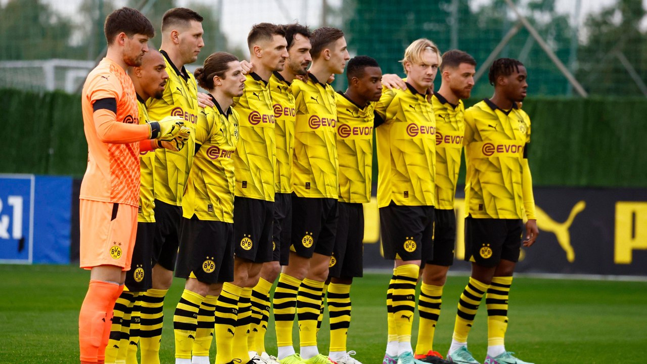 Im Video: BVB mit Schweigeminute vor Testspiel