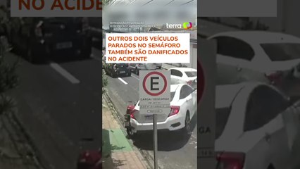 Motociclista escapa de ser atingido por carro perseguido pela polícia em MG #shorts