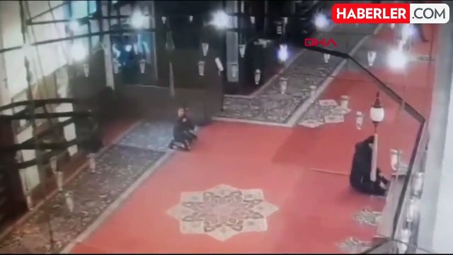 FATİH Camisi'nde yaşanan bıçaklı saldırının ardından gözaltına alınan şüpheli adliyeye sevk edildi