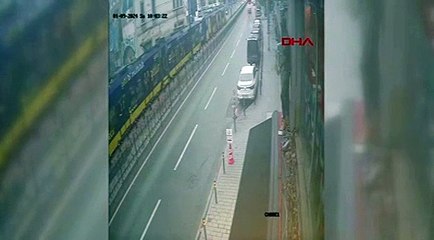 Karaköy'de tramvay kamyoneti metrelerce sürükledi