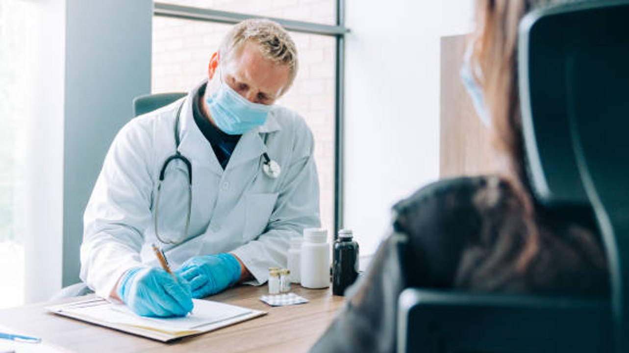 España: Obligatorias Las Mascarillas En Hospitales Por La Gripe y El Covid