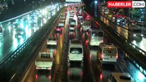 İstanbul'da Yağışlı Havada Trafik Durma Noktasına Geldi
