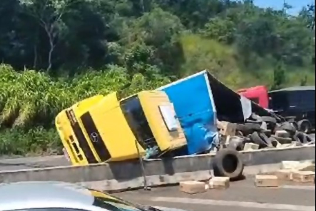Carreta com pneus e cigarros tomba na BR-376; carga foi saqueada