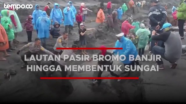Banjir di Lautan Pasir Bromo Akibat Hujan Deras, Banyak Motor Terjebak