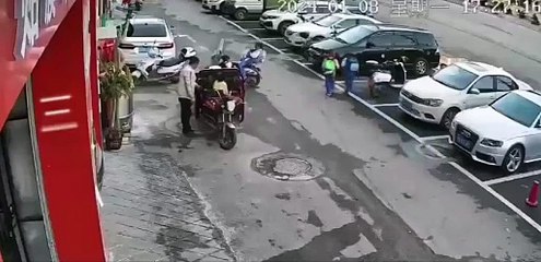 Niño lanzó un cohete a una alcantarilla y la explosión lo lanzó por los aires