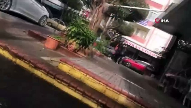 Antalya’da liseli kızlar arasında “küfür” kavgası! Vatandaşlar güçlükle araya gidi