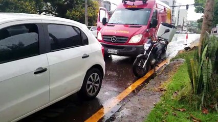 Gol e Honda CG se envolvem em colisão na Rua Antonina e piloto precisa ser socorrido pelo Siate