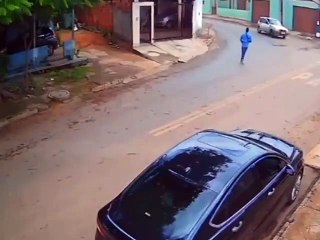 Homem atropela comparsa após tentar matar policial