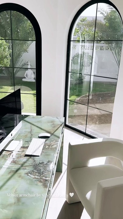 Elle a principalement fait confiance à la marque Home Figures, une enseigne de meubles sur mesure. Une table à manger, des fauteuils, une bibliothèque...Caroline Receveur partage des images de sa nouvelle maison à Dubaï. Instagram