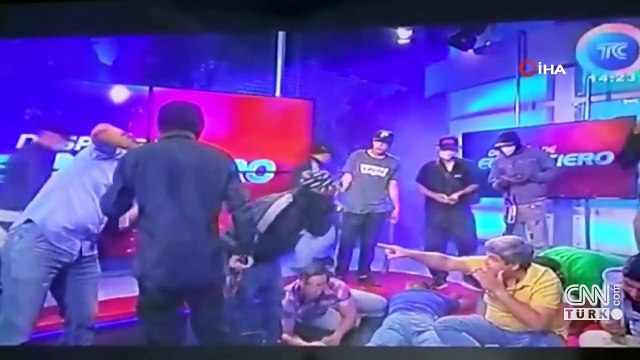 Ekvador'da ortalık yangın yeri! Uzun namlulu silahlarla canlı yayını bastılar