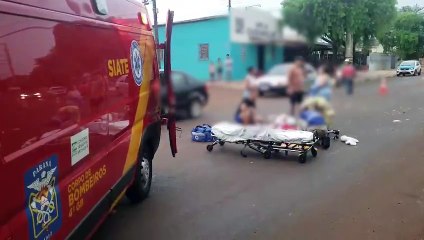 Motociclista fica ferida em acidente na Rua Guilherme Piovesan