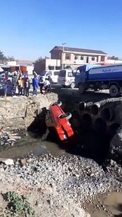Otro accidente por jacha puente en camino viacha acribol