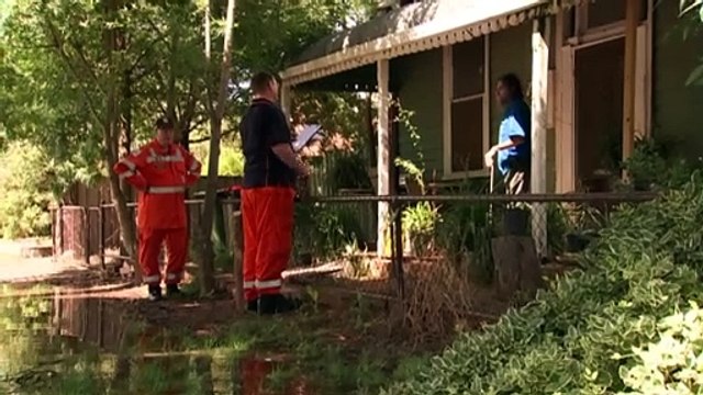 Good Samaritan rescues woman trapped in Victoria floodwaters