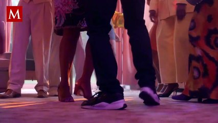 Mujer lanza agua hirviendo a un invitada tras realizar una broma con bomba de humo