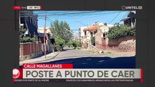Cochabamba : Vecinos de la calle Magallanes y avenida Perú reportan que un poste de luz es sostenido por un cable