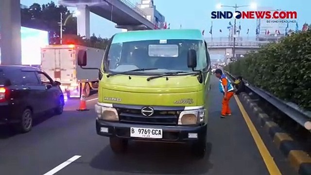 Pecah Ban, Mobil Boks Muatan Es Batu Kristal Terguling di Jaksel