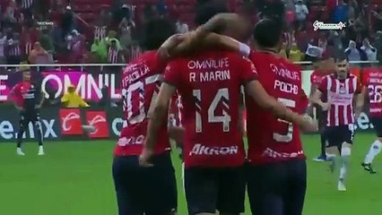 Chicharito casi en Chivas