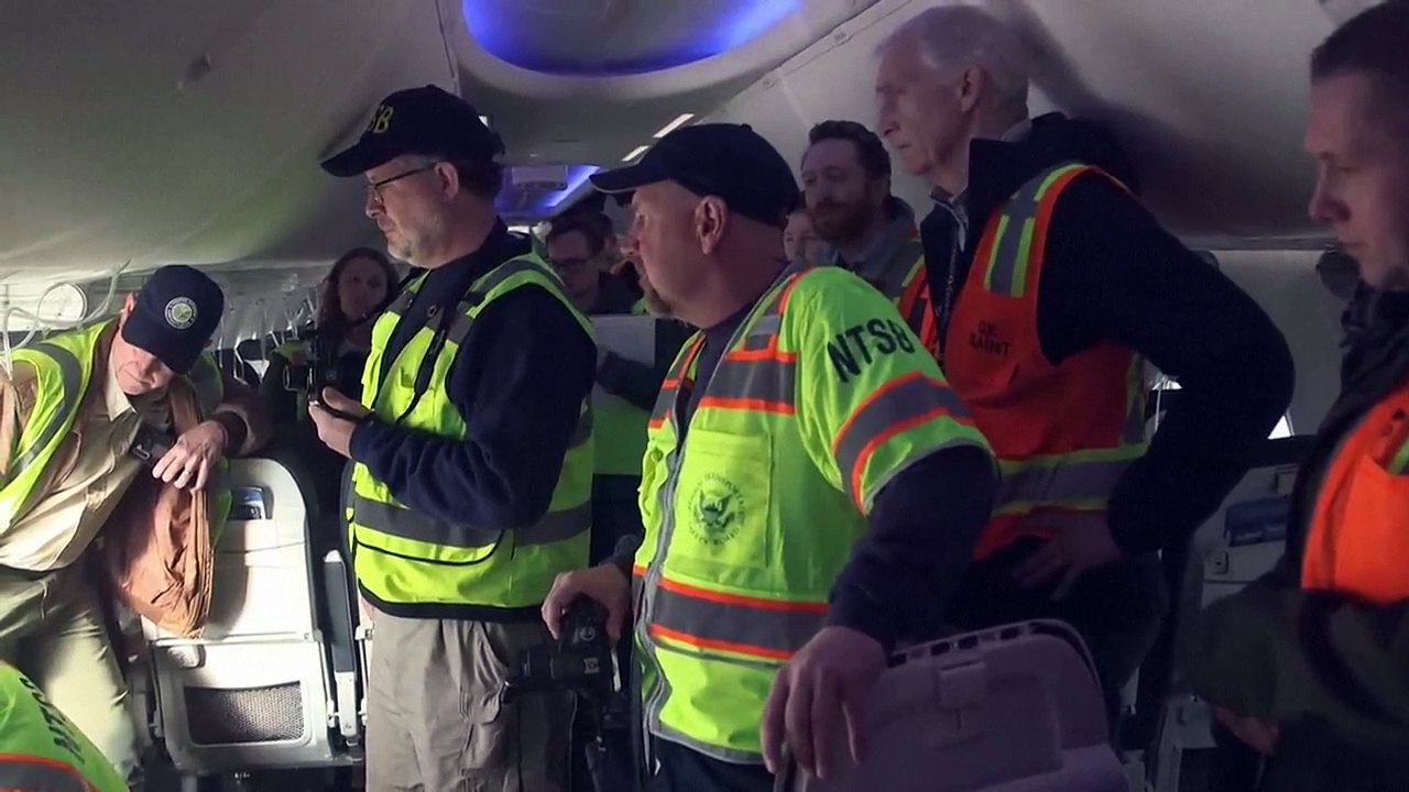 Jefe de Boeing reconoce "error" tras incidente de Alaska Airlines y promete transparencia