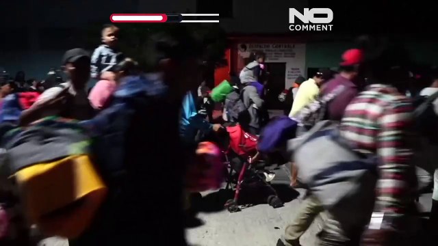 شاهد: قافلة مهاجرين تستأنف رحلتها شمالاً بعد حصولها على الوثائق الحكومية اللازمة في المكسيك