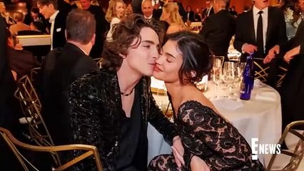 下载视频: Was Selena Gomez GOSSIPING About Kylie Jenner & Timothée Chalamet at the Golden (1)