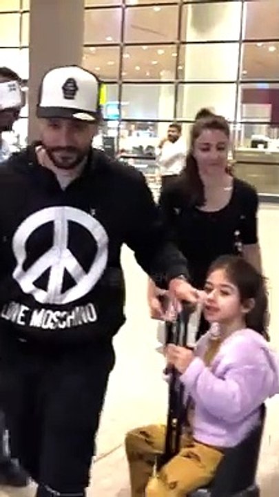 Kunal Khemu, Soha Ali Khan & The Cutest Inaaya Clicked At Airport