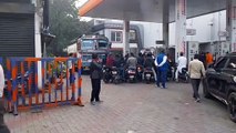 ड्राइवर की हड़ताल की अफवाह के बाद पेट्रोल पंपों पर लगी वाहनों की कतार - देखें वीडियो