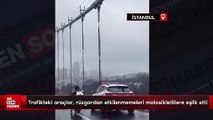 İstanbul'da trafikteki araçlar, rüzgardan etkilenmemeleri motosikletlilere eşlik etti