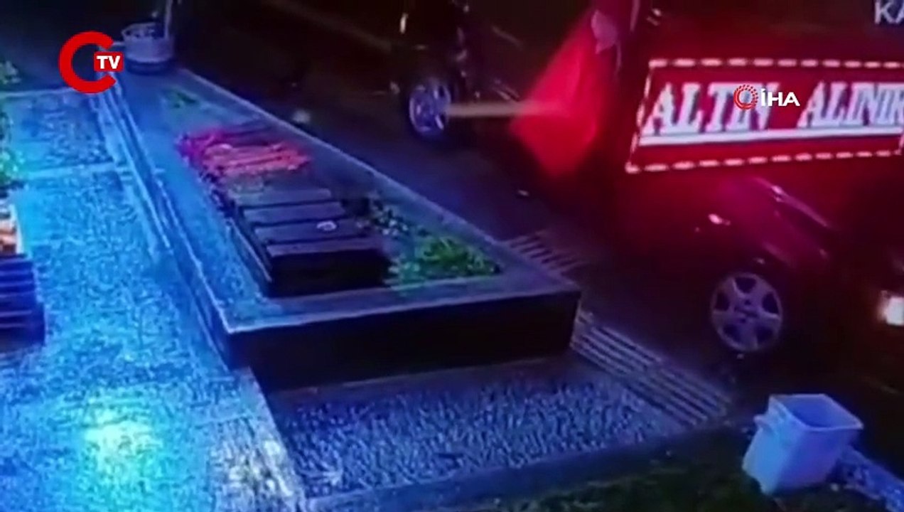 Kaza anı saniye saniye kaydedildi... Direksiyon başında kalp krizi geçirdi!