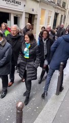 La maire de Paris Anne Hidalgo sèchement interpellée par un commerçant lors de son déplacement dans la capitale