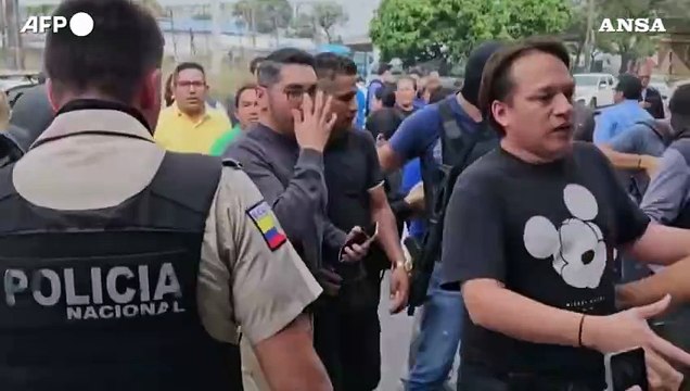 Ecuador, l'intervento della polizia dopo l'irruzione alla tv pubblica