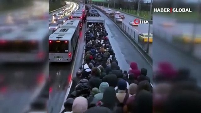 İstanbul Altunizade'de metrobüs durağında insan seli