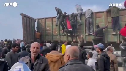 Gaza, concitazione intorno a un camion con aiuti umanitari