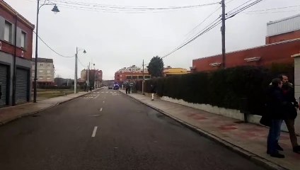 Los medios esperando impacientes a los reyes de España al colegio Gumersindo de Azcárate.