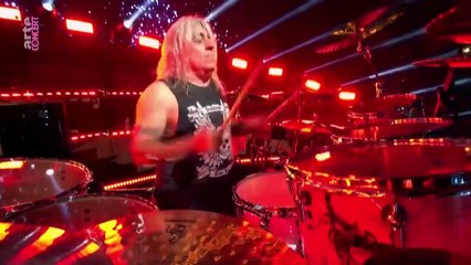 Scorpions chante "Still Loving You" au Hellfest