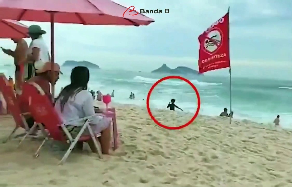 Vídeo mostra criança que desapareceu em praia do Rio na beira do mar pouco antes de sumir