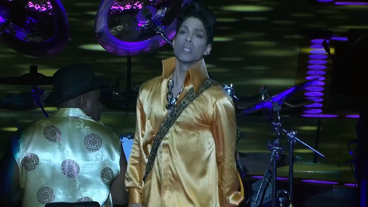 Prince chante son tube "Purple Rain" en live en...