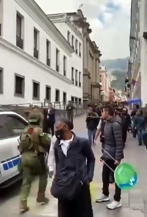 BREAKING: There is an alert of a shooting near the Government Palace in #Quito | #Ecuador