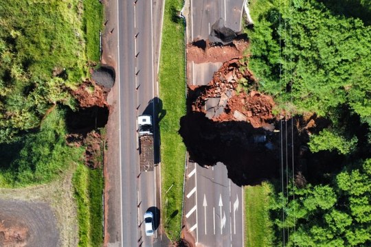 Cratera na PR-323 em Umuarama volta a crescer e ameaça levar todo o trecho da rodovia
