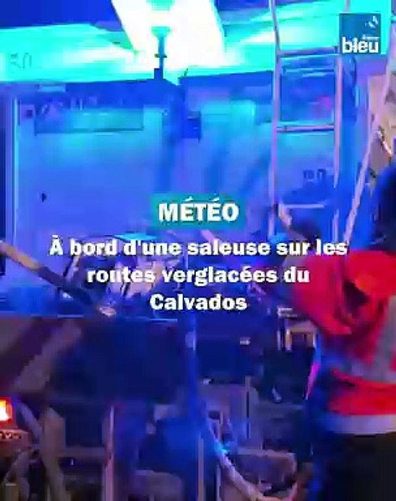 Sur une saleuse pour une opération anti-verglas sur les routes du Calvados