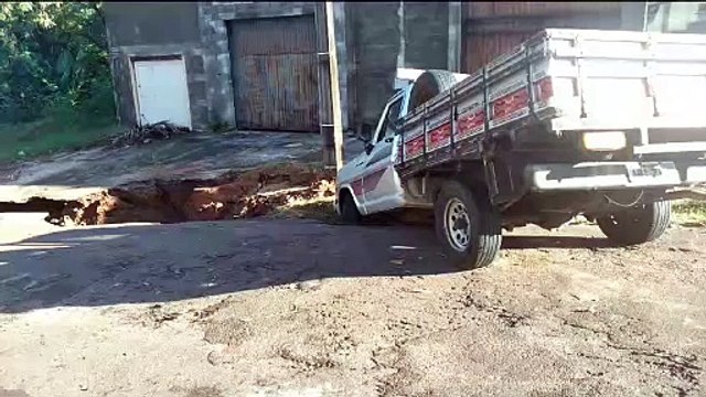 Chuvas provocam erosões, alagamentos e quedas de árvores em várias regiões de Umuarama