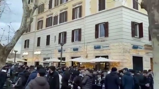 Lazio, tutto pronto per il derby: la carica dei tifosi a Ponte Milvio