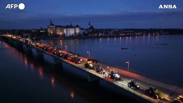 Germania, proteste degli agricoltori: fila di trattori blocca un ponte a Torgau