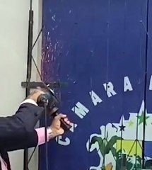 Vereador usa serra elétrica para arrombar porta da Câmara Municipal; assista