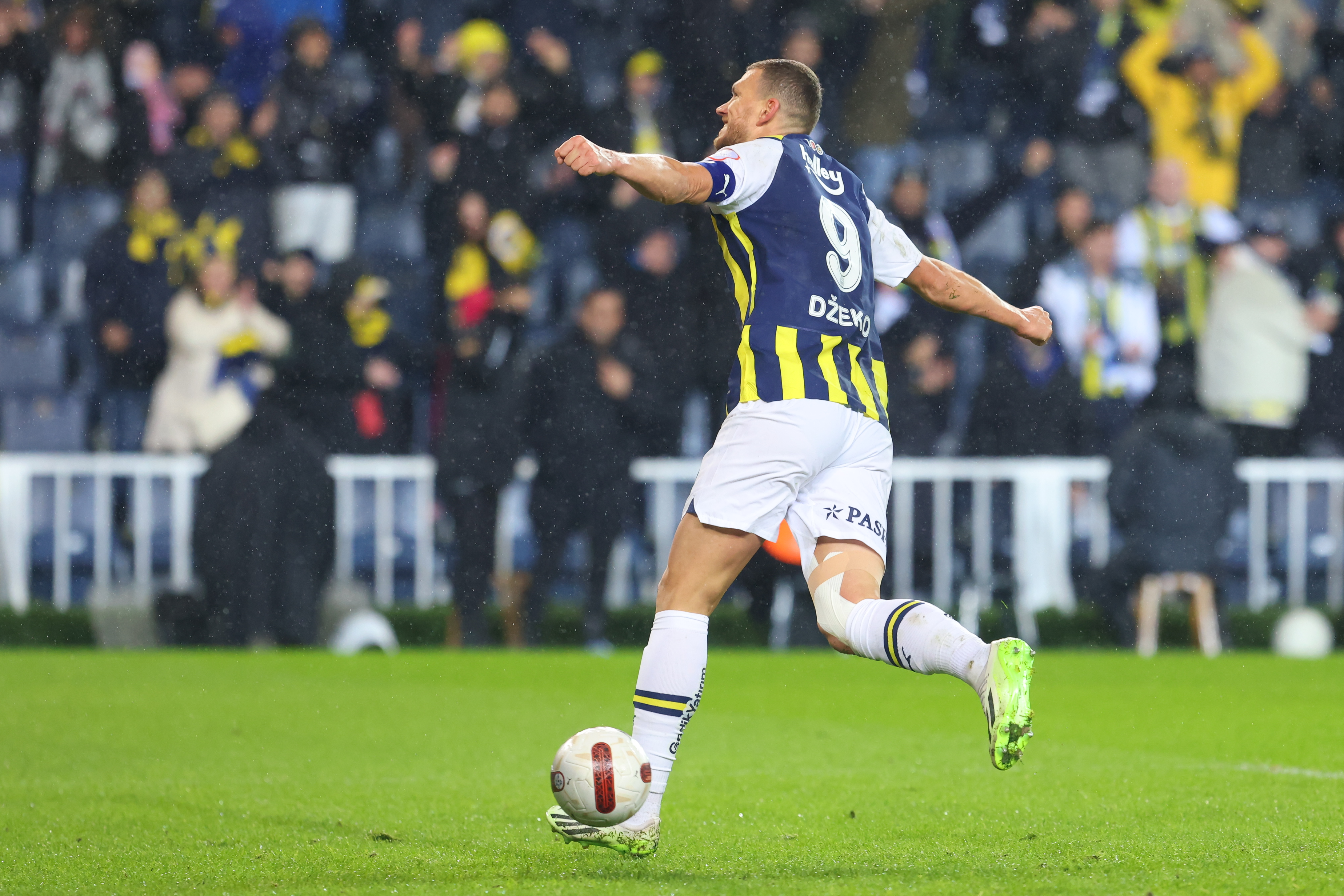 Süper Lig : 7-1 ! Dzeko et Fenerbahçe laminent Konyaspor
