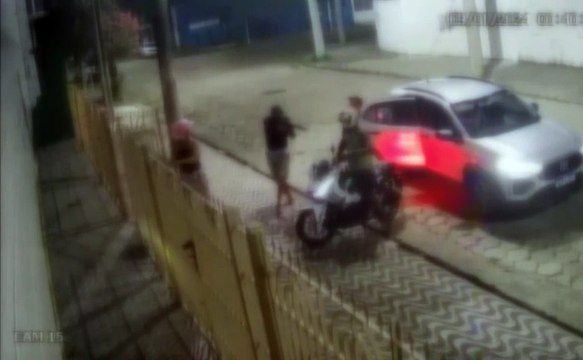 VÍDEO: Criminosos assaltam casal e apontam fuzil para as vítimas; assista