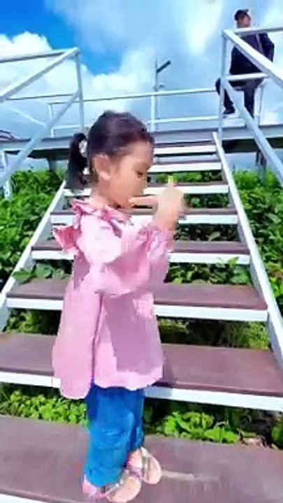 bocil bermain dijembatan atas gunung view keren #bocill  #bermain #jembatan #gunung #funny #viral