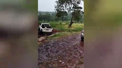 Buraco no meio do caminho preocupa moradores do Floresta