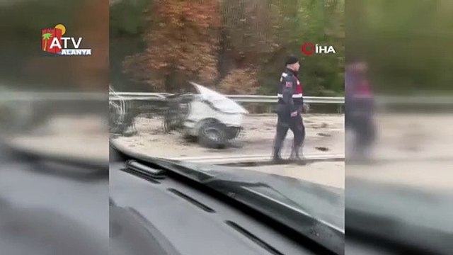 Tırla çarpışan Tofaş ortadan ikiye ayrıldı: 1'i ağır 2 yaralı