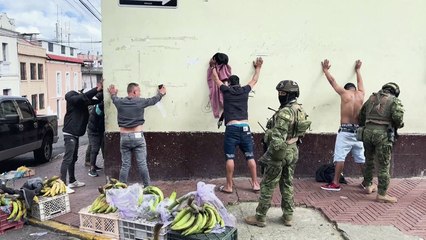 Un Ecuador en "estado de guerra" enfrenta por tercer día el poder del narcotráfico