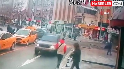 Otomobilin yaya geçidindeki vatandaşa çarptığı anlar kamerada